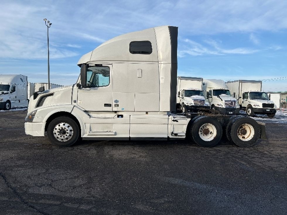 Sleeper Tractor-Heavy Duty Tractors-Volvo-2016-VNL64T670-Roseville-MN-792,064\n\t\tmiles-$ 14,500 - Image 4