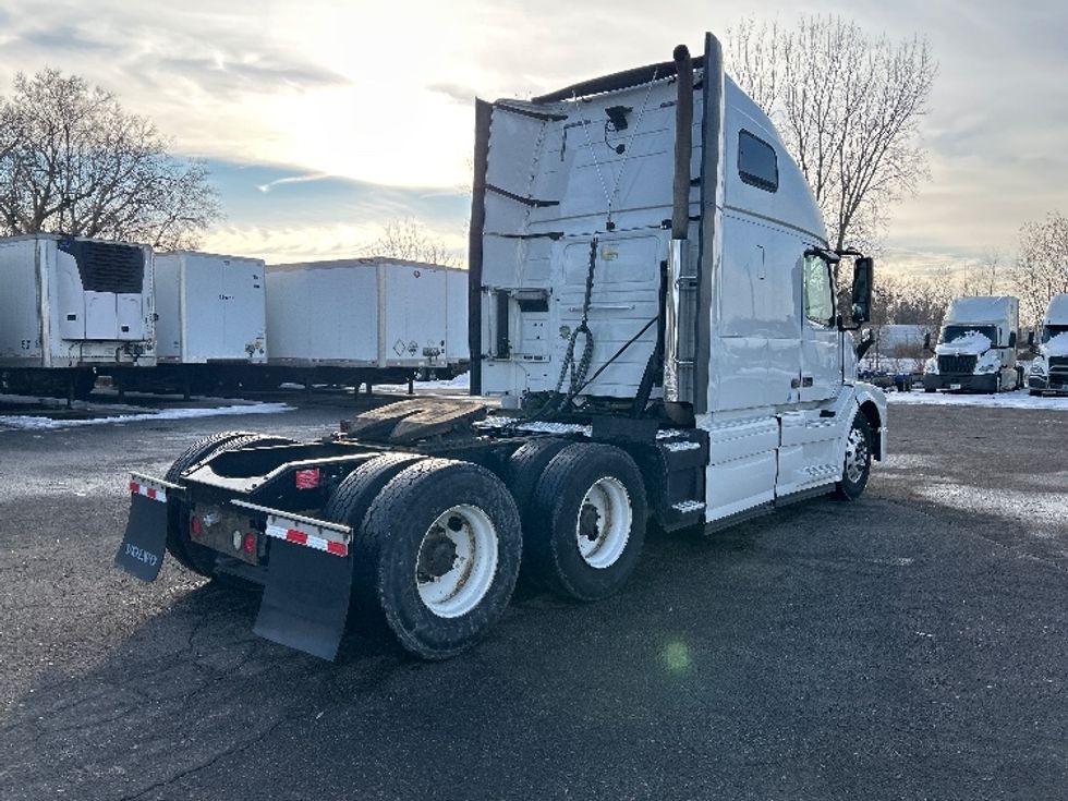 Sleeper Tractor-Heavy Duty Tractors-Volvo-2016-VNL64T670-Roseville-MN-792,064\n\t\tmiles-$ 14,500 - Image 7