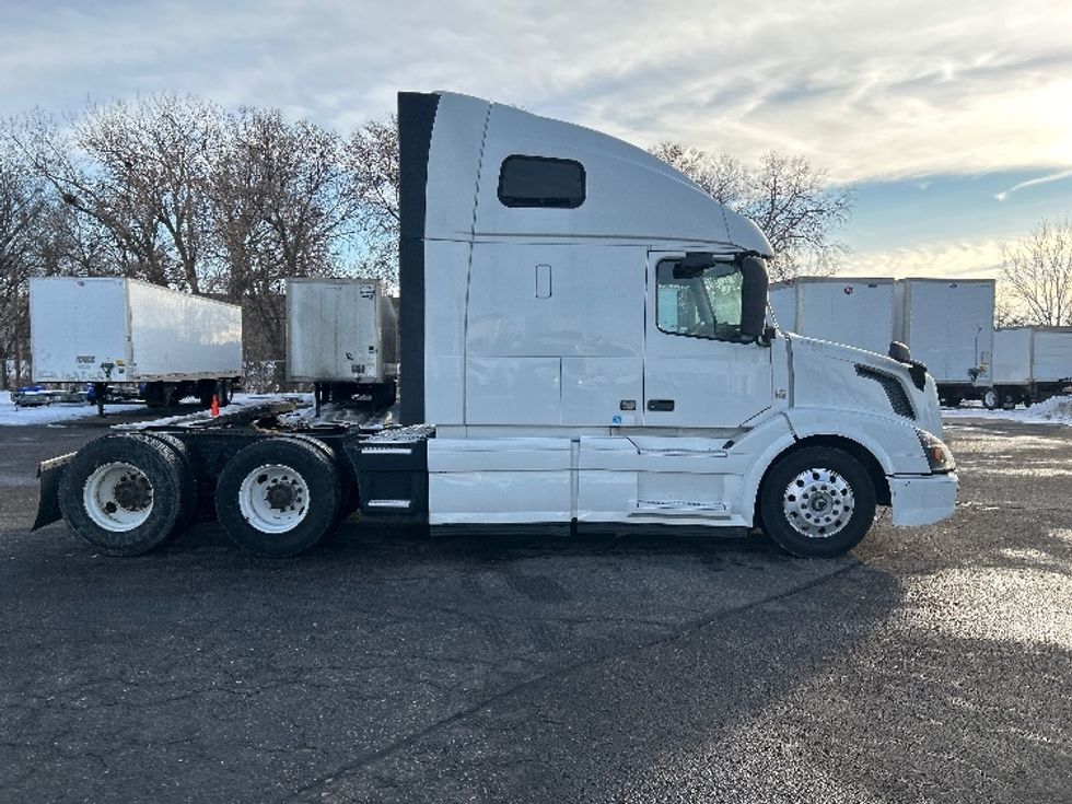 Sleeper Tractor-Heavy Duty Tractors-Volvo-2016-VNL64T670-Roseville-MN-792,064\n\t\tmiles-$ 14,500 - Image 8