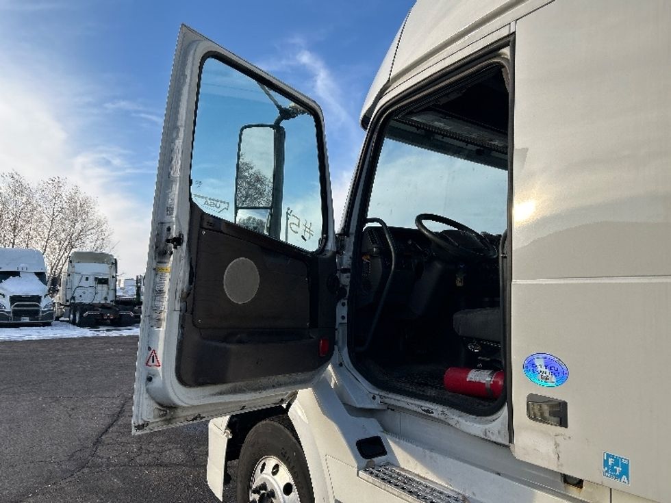 Sleeper Tractor-Heavy Duty Tractors-Volvo-2016-VNL64T670-Roseville-MN-792,064\n\t\tmiles-$ 14,500 - Image 9