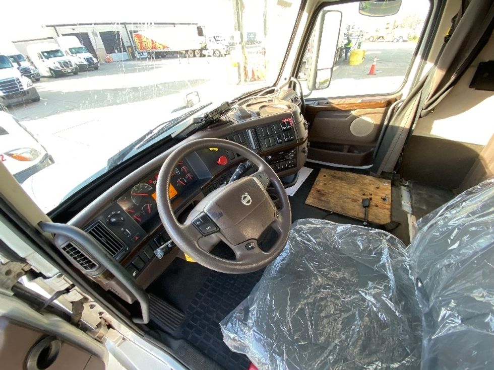 Sleeper Tractor-Heavy Duty Tractors-Volvo-2016-VNL64T670-Salt Lake City-UT-727,214\n\t\tmiles-$ 34,500 - Image 10