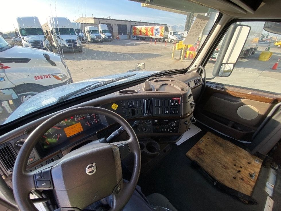 Sleeper Tractor-Heavy Duty Tractors-Volvo-2016-VNL64T670-Salt Lake City-UT-727,214\n\t\tmiles-$ 34,500 - Image 12