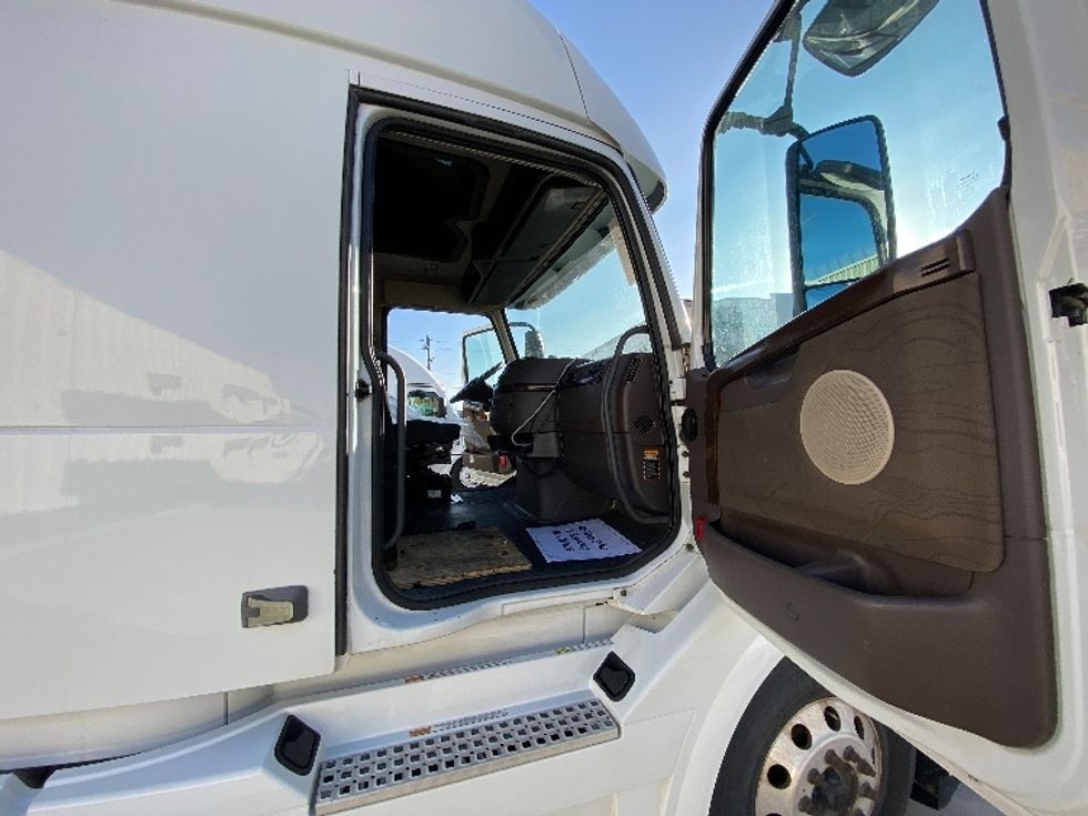 Sleeper Tractor-Heavy Duty Tractors-Volvo-2016-VNL64T670-Salt Lake City-UT-727,214\n\t\tmiles-$ 34,500 - Image 13