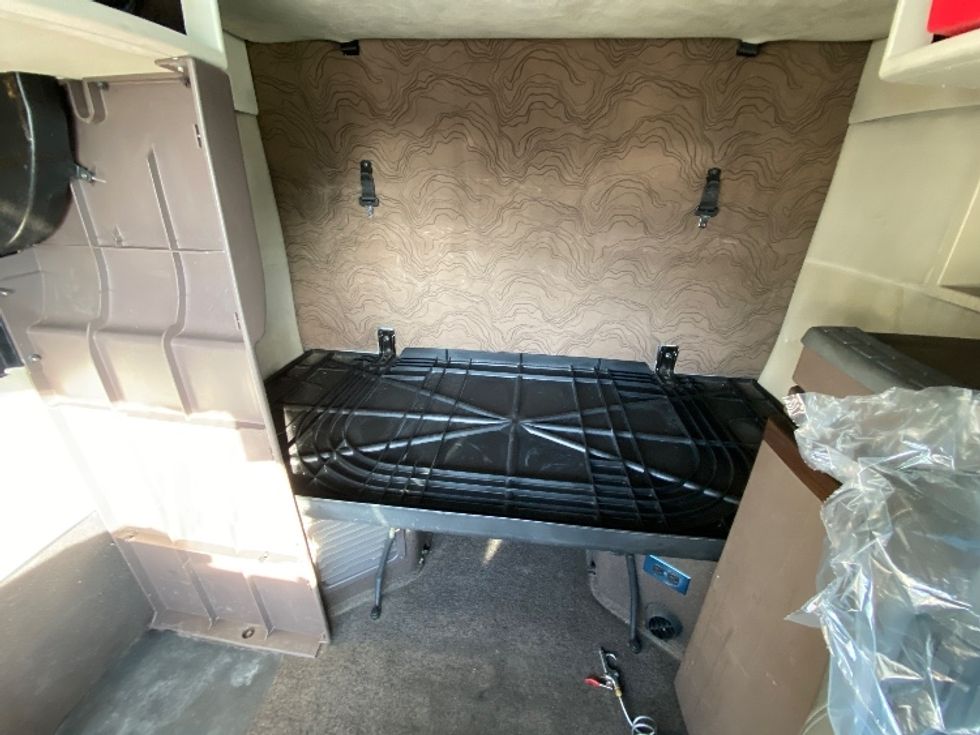 Sleeper Tractor-Heavy Duty Tractors-Volvo-2016-VNL64T670-Salt Lake City-UT-727,214\n\t\tmiles-$ 34,500 - Image 16