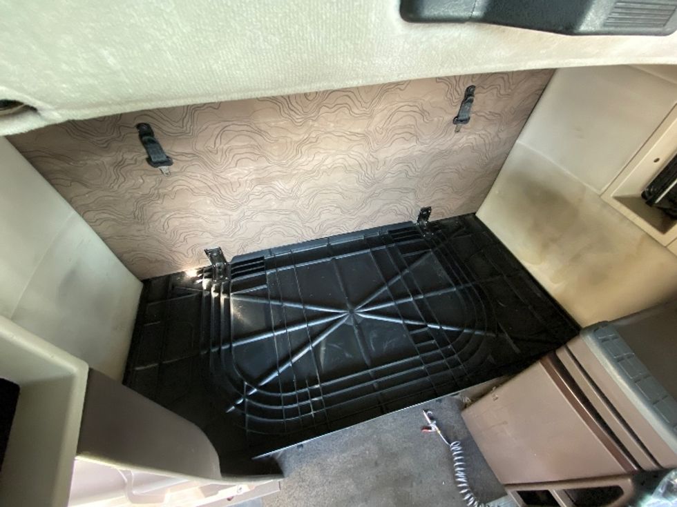 Sleeper Tractor-Heavy Duty Tractors-Volvo-2016-VNL64T670-Salt Lake City-UT-727,214\n\t\tmiles-$ 34,500 - Image 17