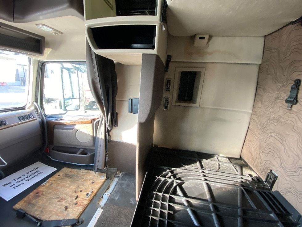 Sleeper Tractor-Heavy Duty Tractors-Volvo-2016-VNL64T670-Salt Lake City-UT-727,214\n\t\tmiles-$ 34,500 - Image 19