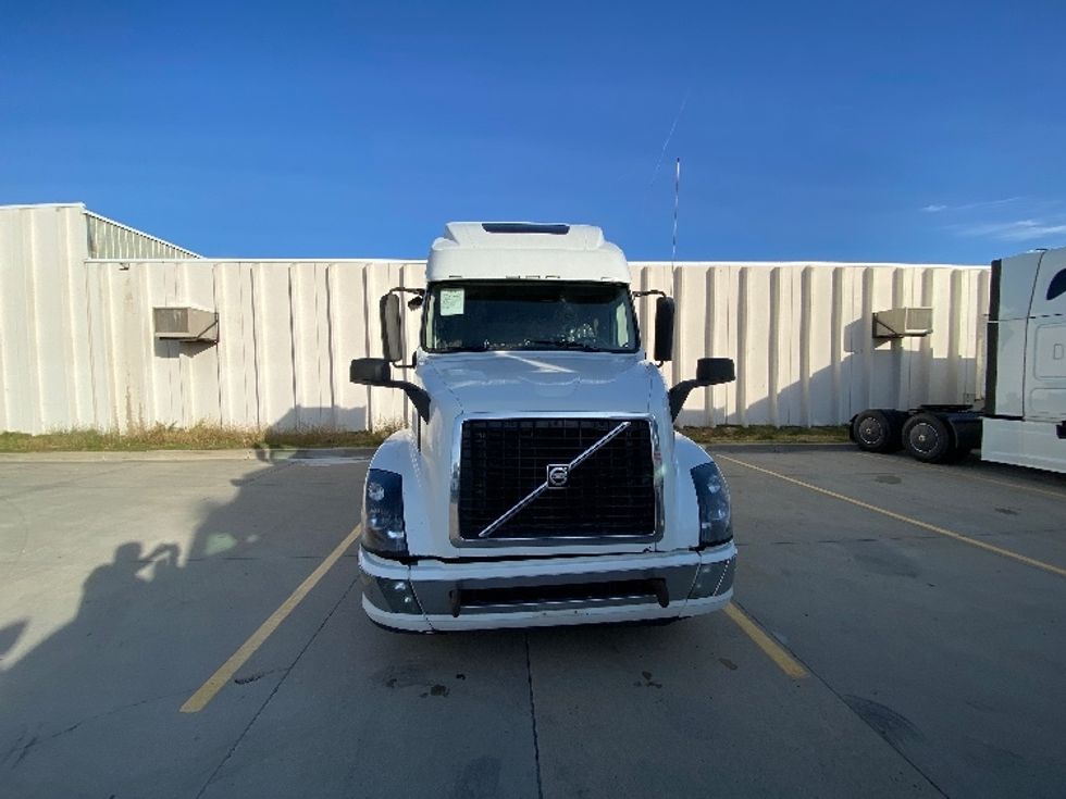 Sleeper Tractor-Heavy Duty Tractors-Volvo-2016-VNL64T670-Salt Lake City-UT-727,214\n\t\tmiles-$ 34,500 - Image 2
