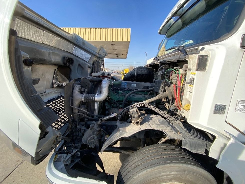 Sleeper Tractor-Heavy Duty Tractors-Volvo-2016-VNL64T670-Salt Lake City-UT-727,214\n\t\tmiles-$ 34,500 - Image 21