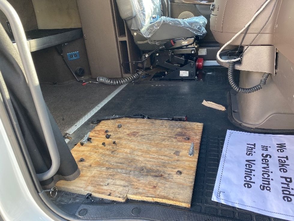 Sleeper Tractor-Heavy Duty Tractors-Volvo-2016-VNL64T670-Salt Lake City-UT-727,214\n\t\tmiles-$ 34,500 - Image 22