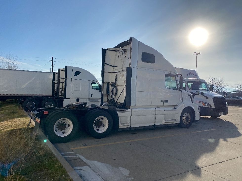 Sleeper Tractor-Heavy Duty Tractors-Volvo-2016-VNL64T670-Salt Lake City-UT-727,214\n\t\tmiles-$ 34,500 - Image 7