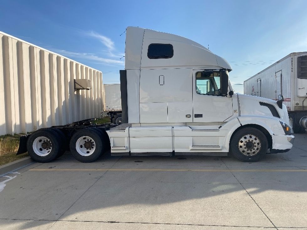 Sleeper Tractor-Heavy Duty Tractors-Volvo-2016-VNL64T670-Salt Lake City-UT-727,214\n\t\tmiles-$ 34,500 - Image 8