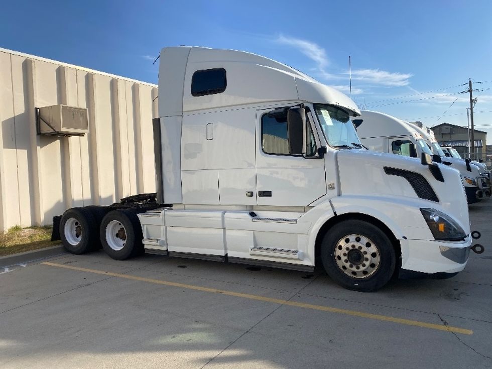 Sleeper Tractor-Heavy Duty Tractors-Volvo-2016-VNL64T670-Salt Lake City-UT-727,215\n\t\tmiles-$ 32,250 - Image 1