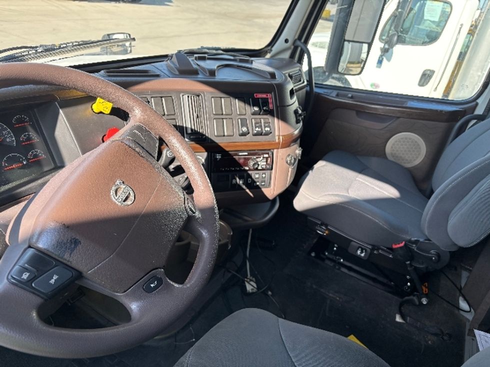 Sleeper Tractor-Heavy Duty Tractors-Volvo-2016-VNL64T670-Salt Lake City-UT-727,215\n\t\tmiles-$ 32,250 - Image 10