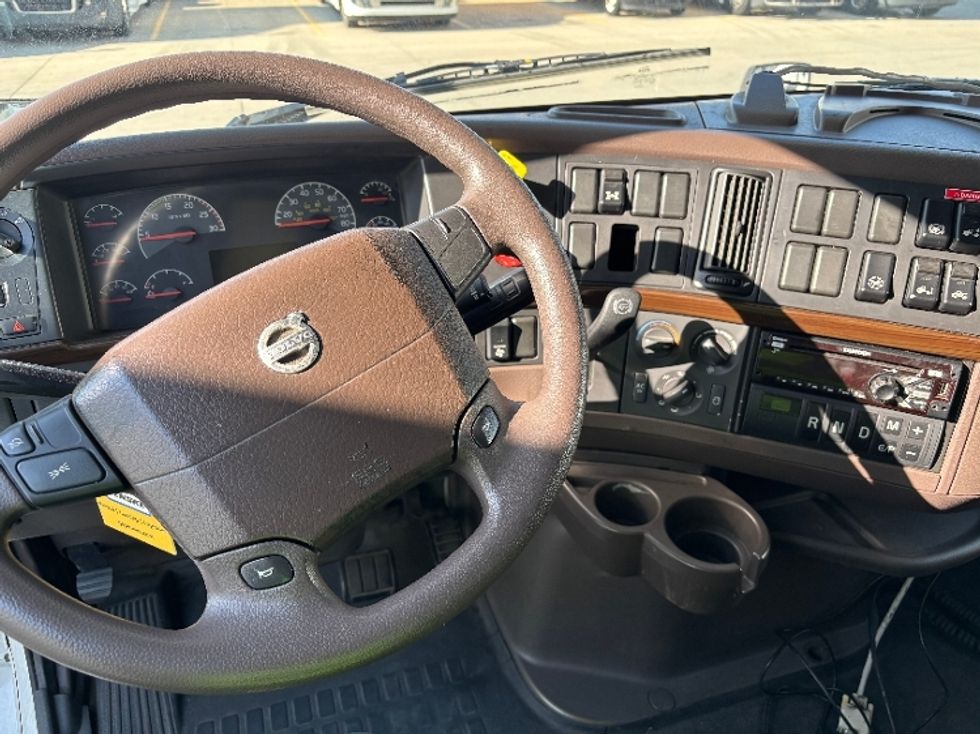 Sleeper Tractor-Heavy Duty Tractors-Volvo-2016-VNL64T670-Salt Lake City-UT-727,215\n\t\tmiles-$ 32,250 - Image 11