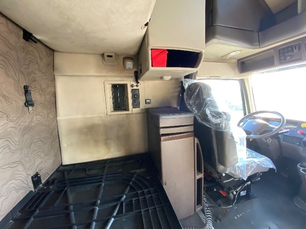 Sleeper Tractor-Heavy Duty Tractors-Volvo-2016-VNL64T670-Salt Lake City-UT-727,215\n\t\tmiles-$ 32,250 - Image 17