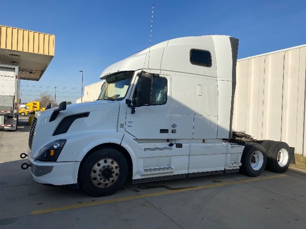 Sleeper Tractor-Heavy Duty Tractors-Volvo-2016-VNL64T670-Salt Lake City-UT-727,215\n\t\tmiles-$ 32,250 - Image 3