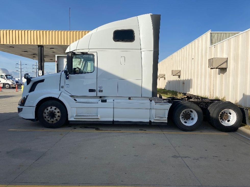 Sleeper Tractor-Heavy Duty Tractors-Volvo-2016-VNL64T670-Salt Lake City-UT-727,215\n\t\tmiles-$ 32,250 - Image 4