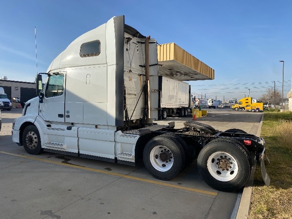 Sleeper Tractor-Heavy Duty Tractors-Volvo-2016-VNL64T670-Salt Lake City-UT-727,215\n\t\tmiles-$ 32,250 - Image 5