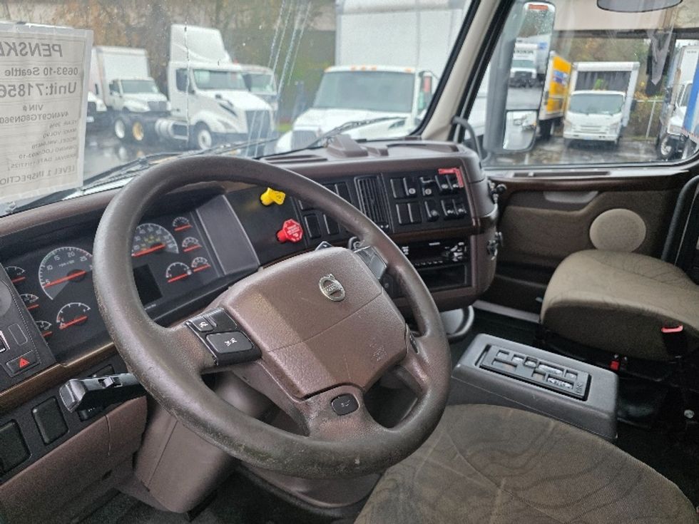 Sleeper Tractor-Heavy Duty Tractors-Volvo-2016-VNL64T670-Tukwila-WA-364,455\n\t\tmiles-$ 46,750 - Image 10