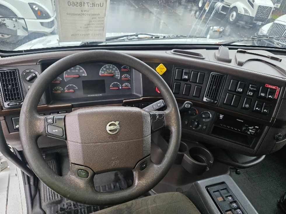 Sleeper Tractor-Heavy Duty Tractors-Volvo-2016-VNL64T670-Tukwila-WA-364,455\n\t\tmiles-$ 46,750 - Image 11