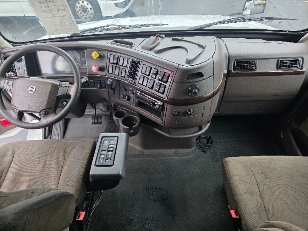 Sleeper Tractor-Heavy Duty Tractors-Volvo-2016-VNL64T670-Tukwila-WA-364,455\n\t\tmiles-$ 46,750 - Image 12