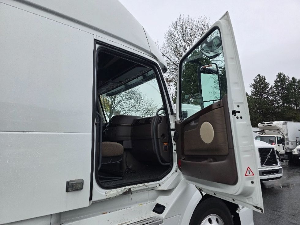 Sleeper Tractor-Heavy Duty Tractors-Volvo-2016-VNL64T670-Tukwila-WA-364,455\n\t\tmiles-$ 46,750 - Image 13