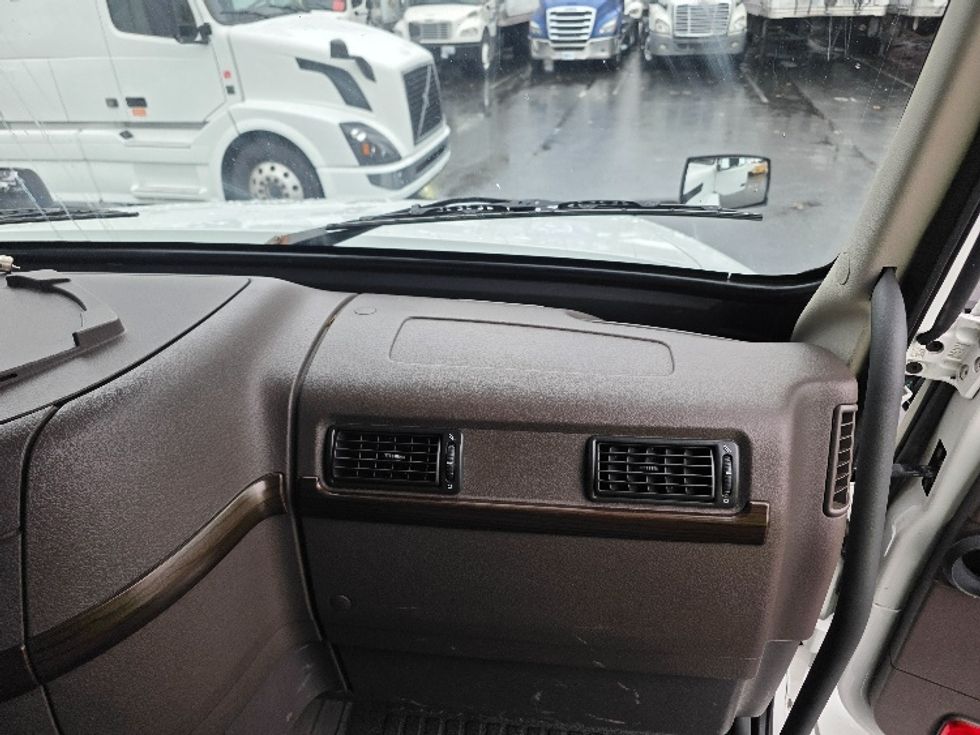 Sleeper Tractor-Heavy Duty Tractors-Volvo-2016-VNL64T670-Tukwila-WA-364,455\n\t\tmiles-$ 46,750 - Image 14