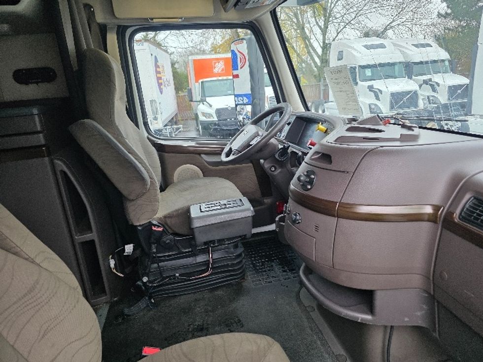 Sleeper Tractor-Heavy Duty Tractors-Volvo-2016-VNL64T670-Tukwila-WA-364,455\n\t\tmiles-$ 46,750 - Image 15