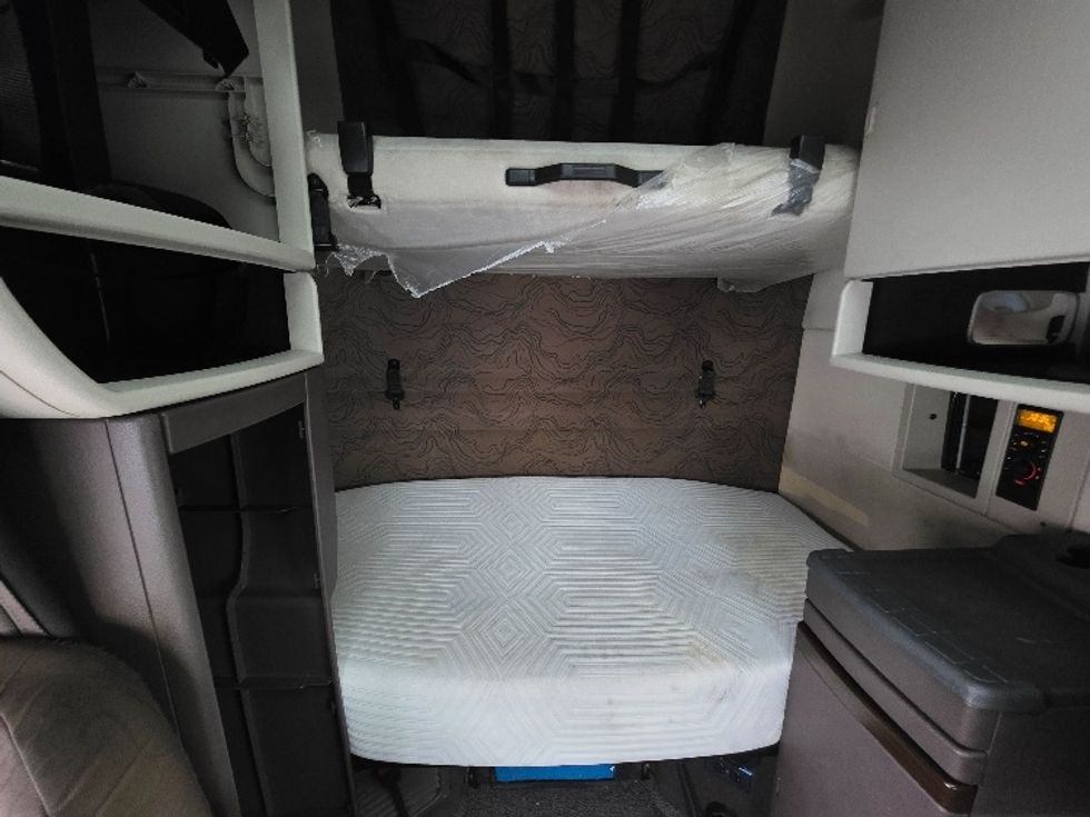 Sleeper Tractor-Heavy Duty Tractors-Volvo-2016-VNL64T670-Tukwila-WA-364,455\n\t\tmiles-$ 46,750 - Image 16