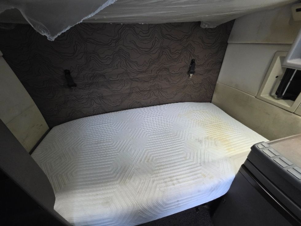 Sleeper Tractor-Heavy Duty Tractors-Volvo-2016-VNL64T670-Tukwila-WA-364,455\n\t\tmiles-$ 46,750 - Image 17