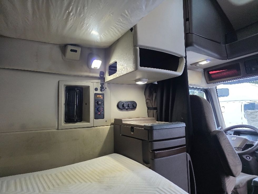 Sleeper Tractor-Heavy Duty Tractors-Volvo-2016-VNL64T670-Tukwila-WA-364,455\n\t\tmiles-$ 46,750 - Image 18