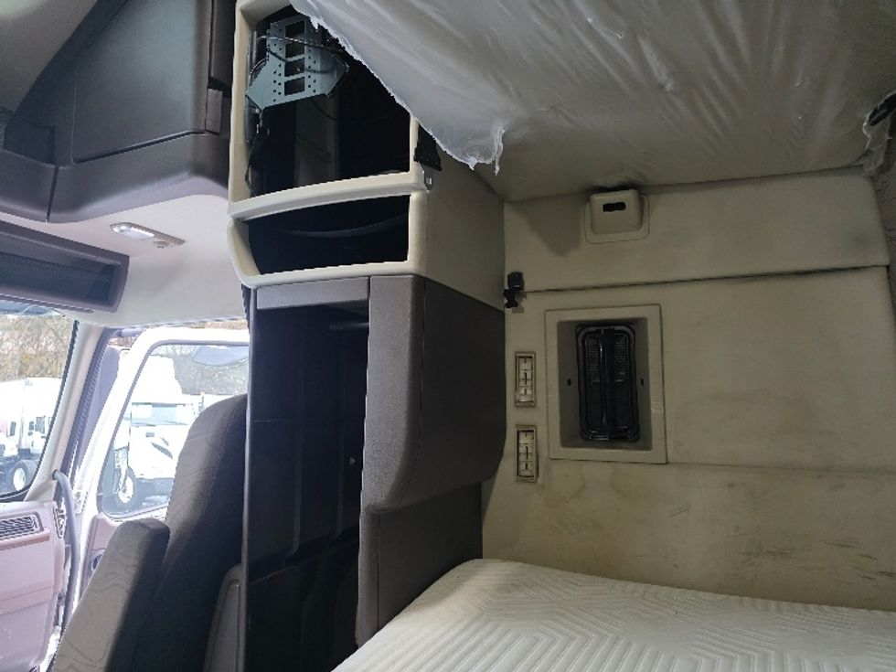 Sleeper Tractor-Heavy Duty Tractors-Volvo-2016-VNL64T670-Tukwila-WA-364,455\n\t\tmiles-$ 46,750 - Image 19