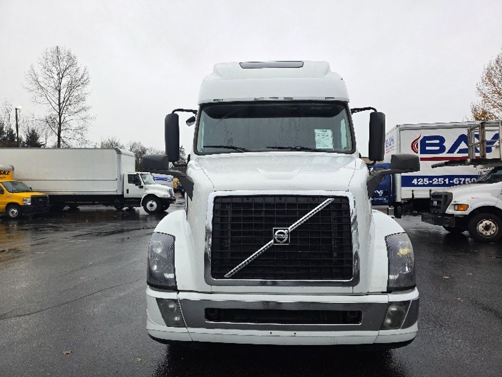 Sleeper Tractor-Heavy Duty Tractors-Volvo-2016-VNL64T670-Tukwila-WA-364,455\n\t\tmiles-$ 46,750 - Image 2