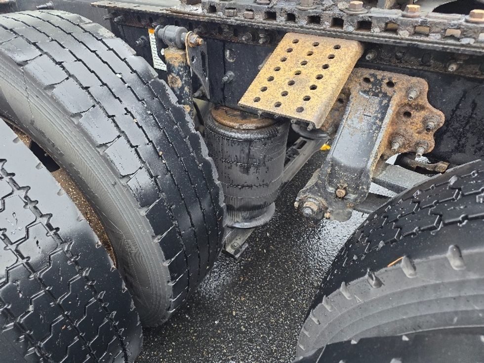 Sleeper Tractor-Heavy Duty Tractors-Volvo-2016-VNL64T670-Tukwila-WA-364,455\n\t\tmiles-$ 46,750 - Image 22