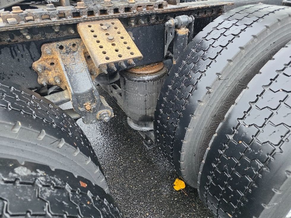 Sleeper Tractor-Heavy Duty Tractors-Volvo-2016-VNL64T670-Tukwila-WA-364,455\n\t\tmiles-$ 46,750 - Image 23