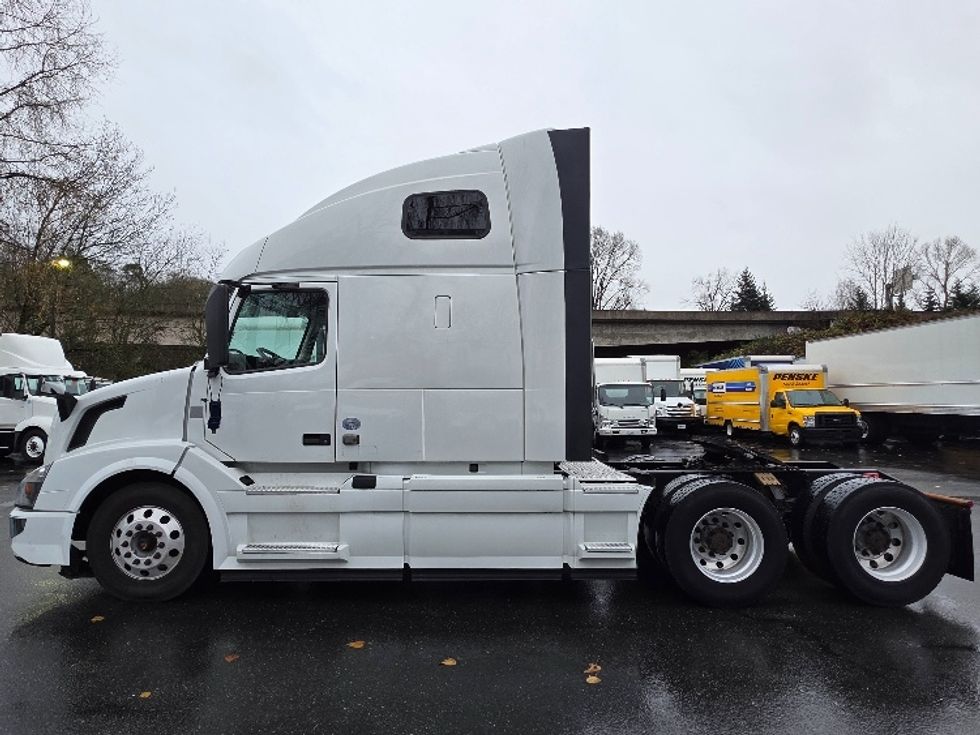 Sleeper Tractor-Heavy Duty Tractors-Volvo-2016-VNL64T670-Tukwila-WA-364,455\n\t\tmiles-$ 46,750 - Image 4