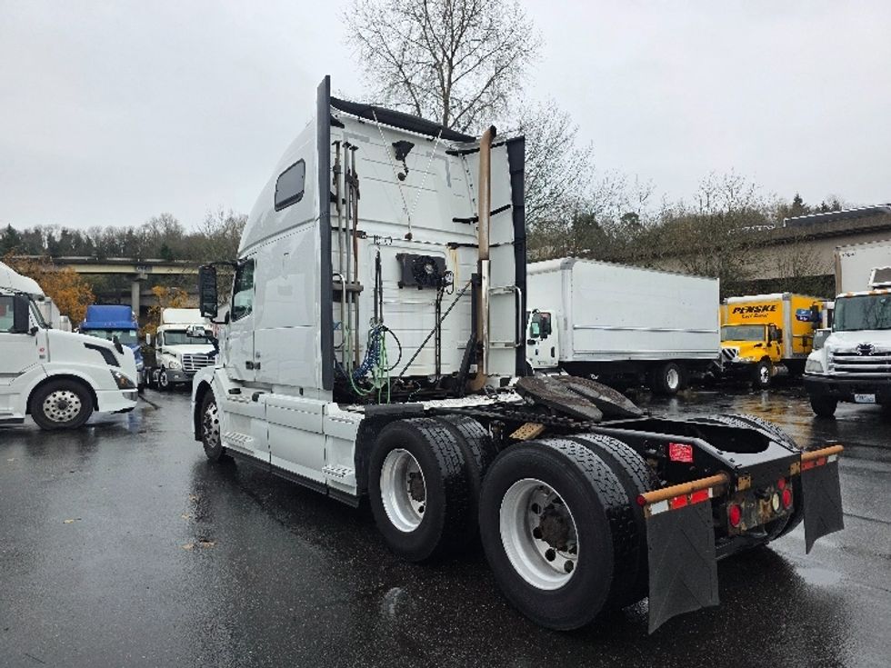 Sleeper Tractor-Heavy Duty Tractors-Volvo-2016-VNL64T670-Tukwila-WA-364,455\n\t\tmiles-$ 46,750 - Image 5