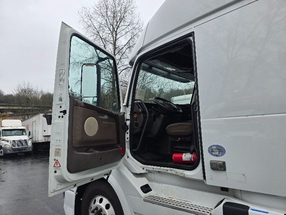 Sleeper Tractor-Heavy Duty Tractors-Volvo-2016-VNL64T670-Tukwila-WA-364,455\n\t\tmiles-$ 46,750 - Image 9