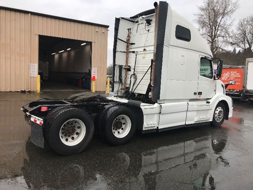 Sleeper Tractor-Heavy Duty Tractors-Volvo-2016-VNL64T670-Tukwila-WA-543,797\n\t\tmiles-$ 41,250 - Image 1