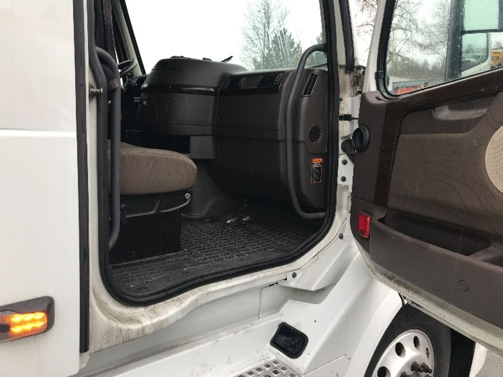 Sleeper Tractor-Heavy Duty Tractors-Volvo-2016-VNL64T670-Tukwila-WA-543,797\n\t\tmiles-$ 41,250 - Image 13