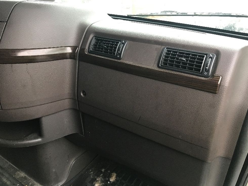 Sleeper Tractor-Heavy Duty Tractors-Volvo-2016-VNL64T670-Tukwila-WA-543,797\n\t\tmiles-$ 41,250 - Image 14