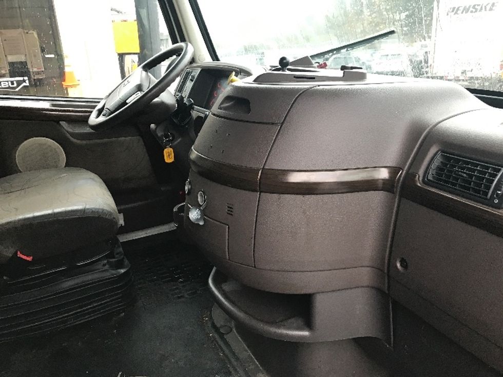 Sleeper Tractor-Heavy Duty Tractors-Volvo-2016-VNL64T670-Tukwila-WA-543,797\n\t\tmiles-$ 41,250 - Image 15