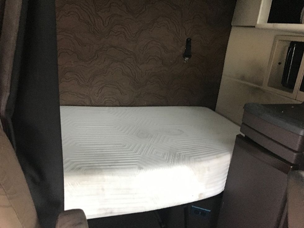 Sleeper Tractor-Heavy Duty Tractors-Volvo-2016-VNL64T670-Tukwila-WA-543,797\n\t\tmiles-$ 41,250 - Image 16