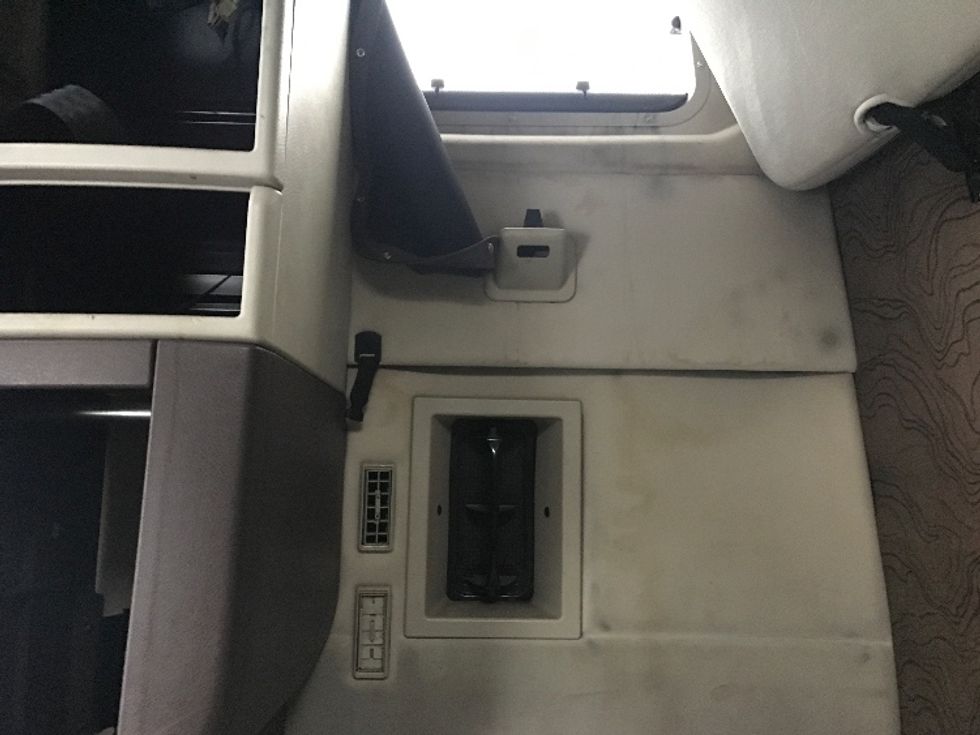 Sleeper Tractor-Heavy Duty Tractors-Volvo-2016-VNL64T670-Tukwila-WA-543,797\n\t\tmiles-$ 41,250 - Image 19