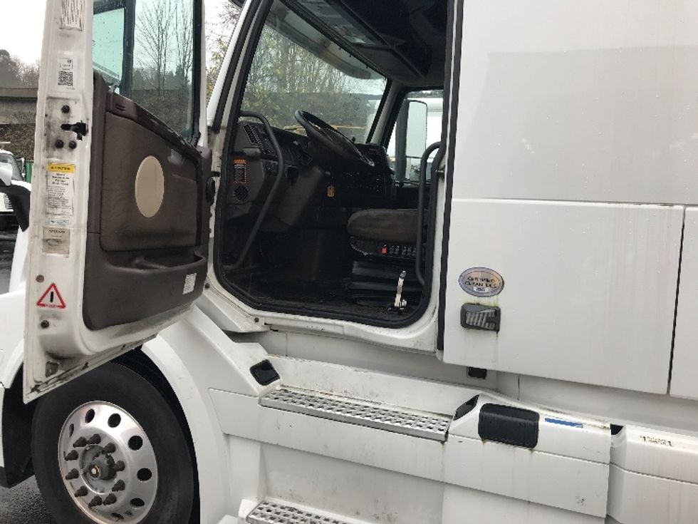 Sleeper Tractor-Heavy Duty Tractors-Volvo-2016-VNL64T670-Tukwila-WA-543,797\n\t\tmiles-$ 41,250 - Image 9