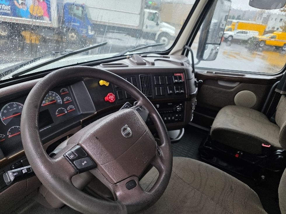 Sleeper Tractor-Heavy Duty Tractors-Volvo-2016-VNL64T670-Tukwila-WA-548,996\n\t\tmiles-$ 42,500 - Image 10