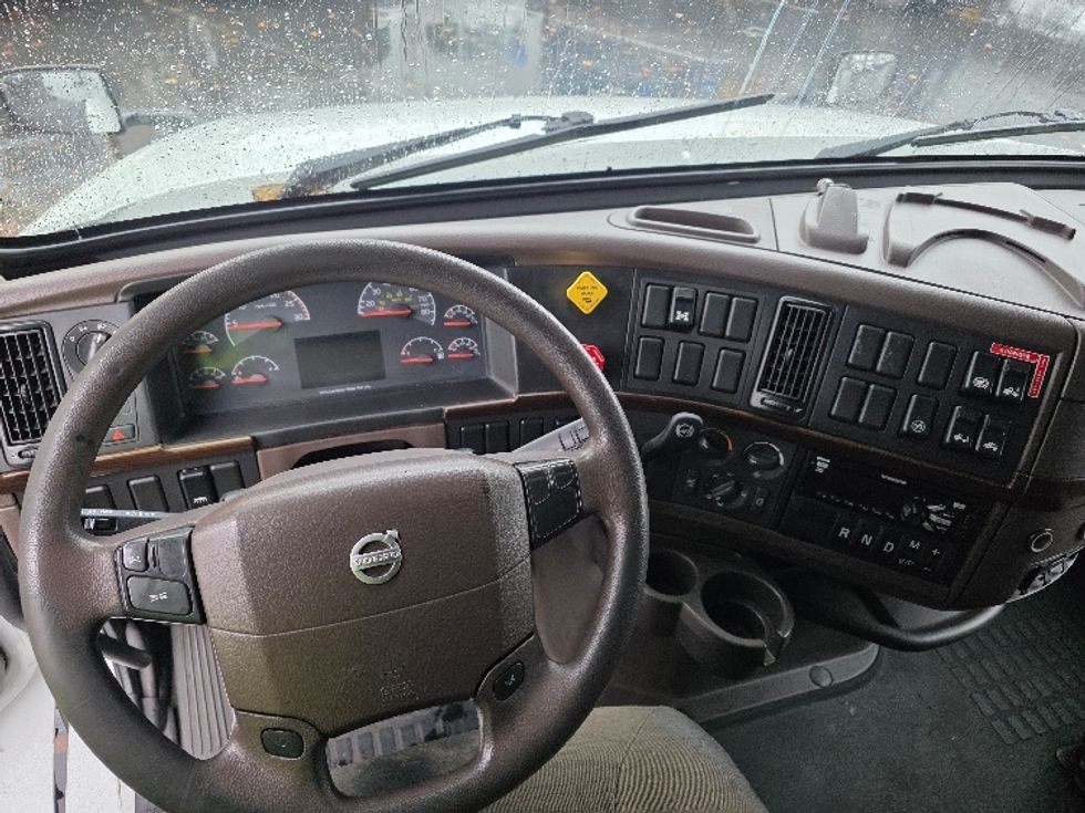 Sleeper Tractor-Heavy Duty Tractors-Volvo-2016-VNL64T670-Tukwila-WA-548,996\n\t\tmiles-$ 42,500 - Image 11