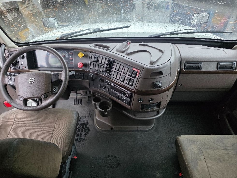 Sleeper Tractor-Heavy Duty Tractors-Volvo-2016-VNL64T670-Tukwila-WA-548,996\n\t\tmiles-$ 42,500 - Image 12
