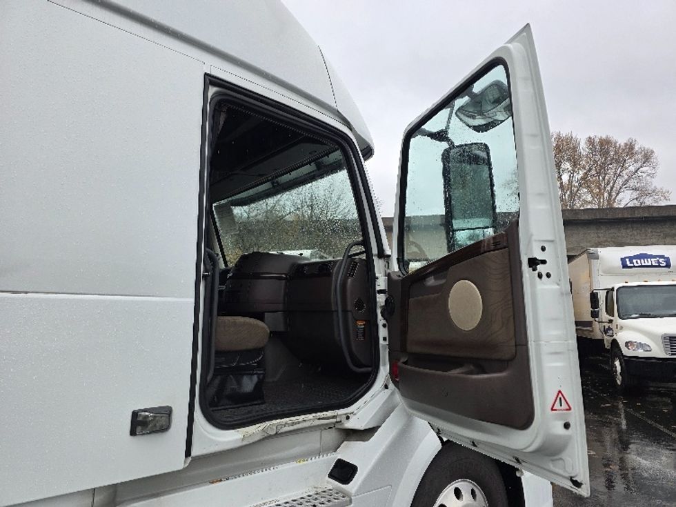 Sleeper Tractor-Heavy Duty Tractors-Volvo-2016-VNL64T670-Tukwila-WA-548,996\n\t\tmiles-$ 42,500 - Image 13
