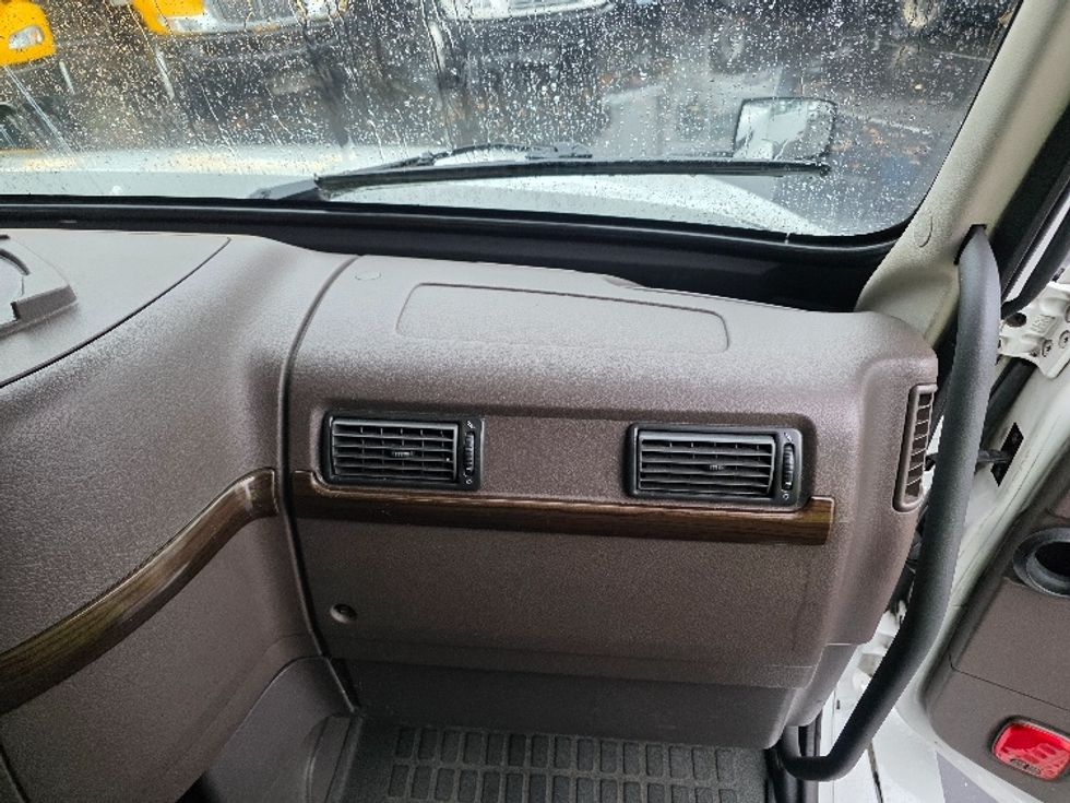 Sleeper Tractor-Heavy Duty Tractors-Volvo-2016-VNL64T670-Tukwila-WA-548,996\n\t\tmiles-$ 42,500 - Image 14